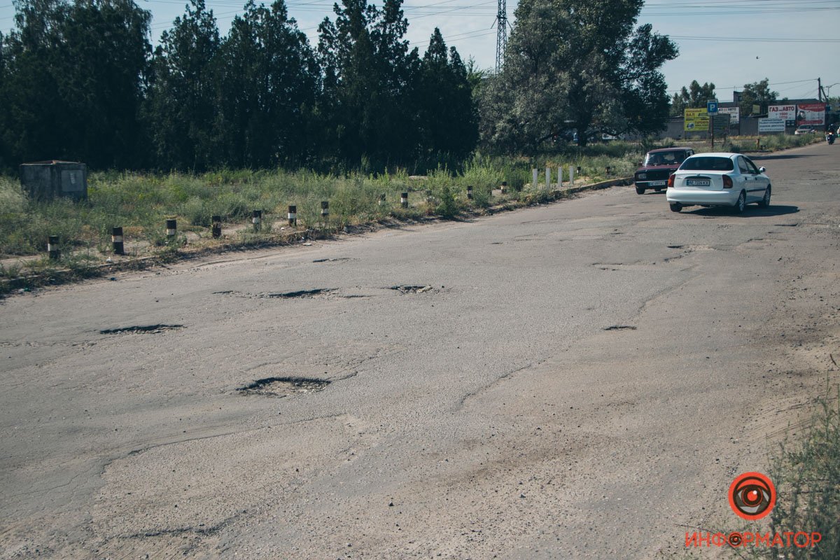 В Днепре, возле авторынка на Северном, из-за плохой дороги страдают автомобили 3
