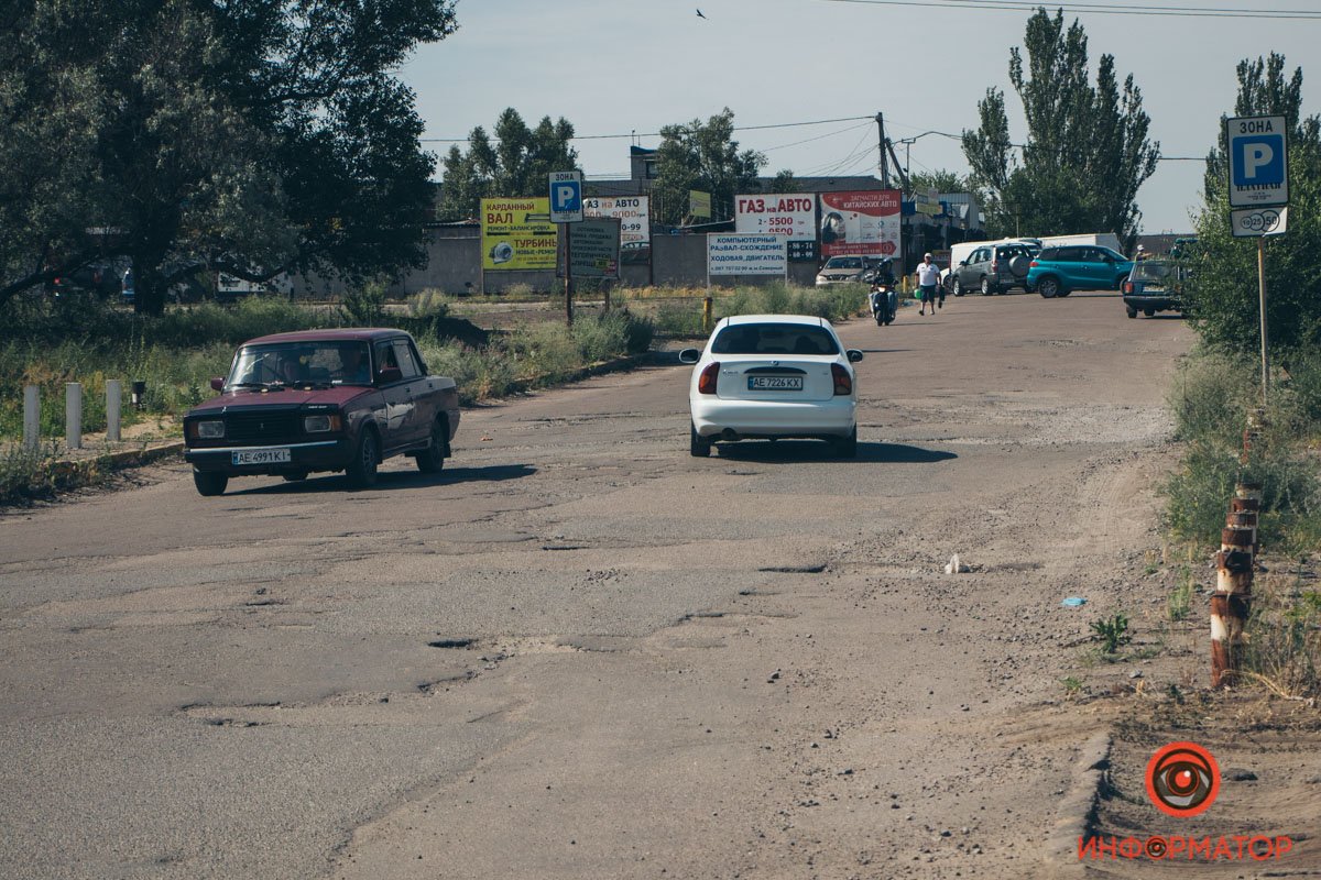 В Днепре, возле авторынка на Северном, из-за плохой дороги страдают автомобили 4