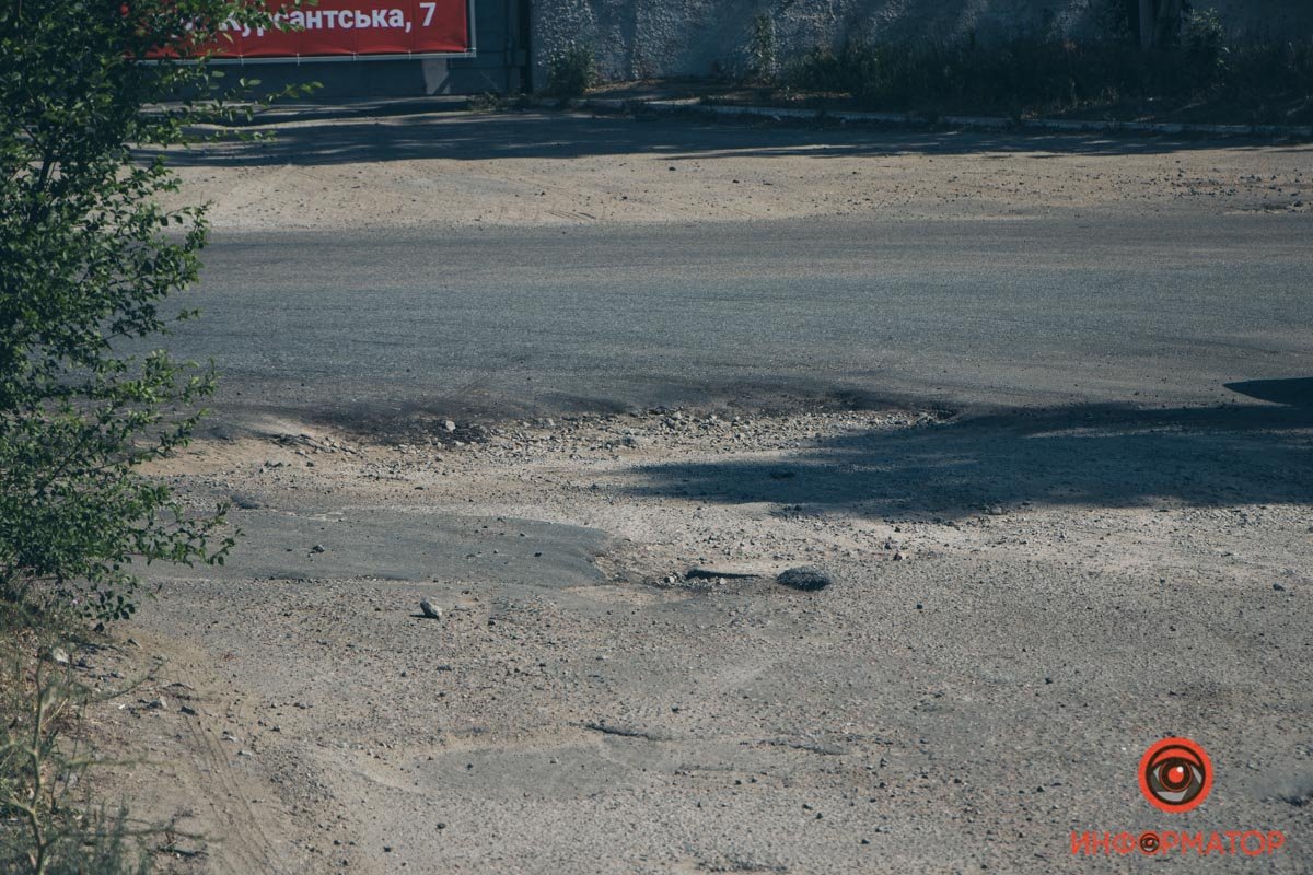 В Днепре, возле авторынка на Северном, из-за плохой дороги страдают автомобили 5