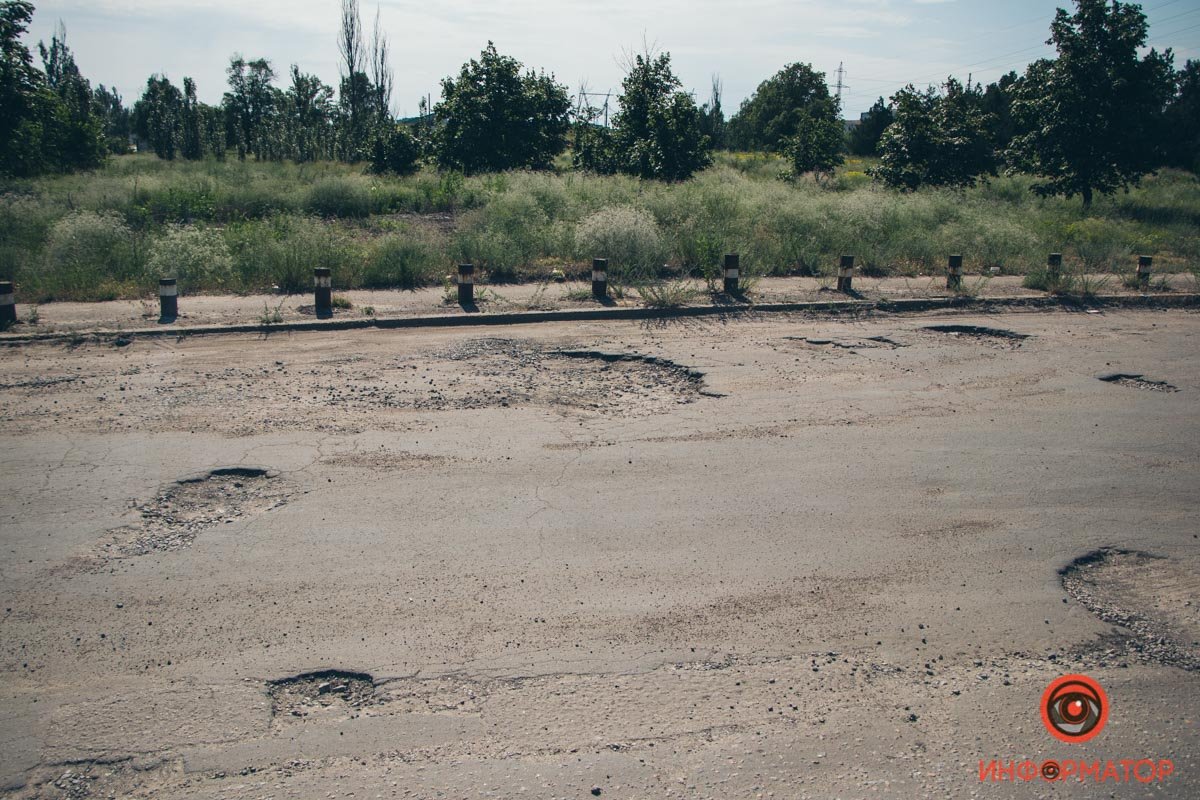 В Днепре, возле авторынка на Северном, из-за плохой дороги страдают автомобили 6