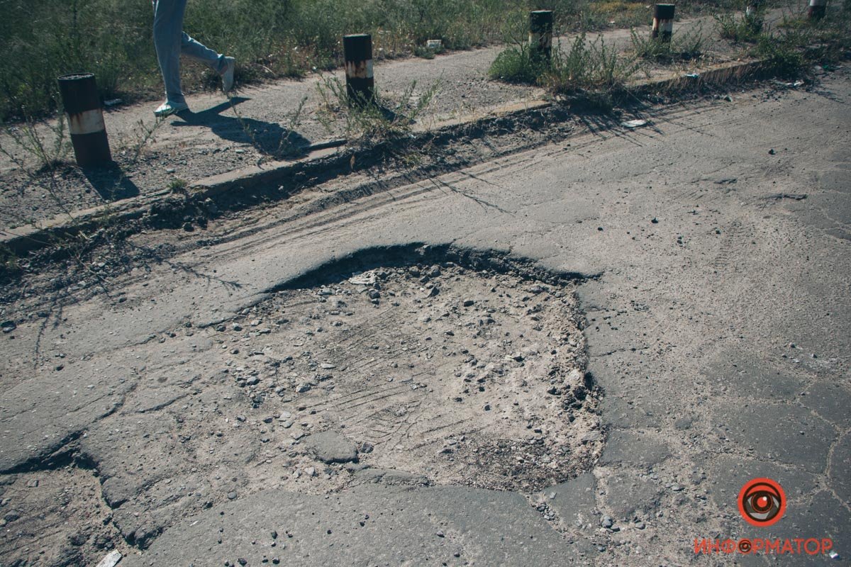 В Днепре, возле авторынка на Северном, из-за плохой дороги страдают автомобили 7