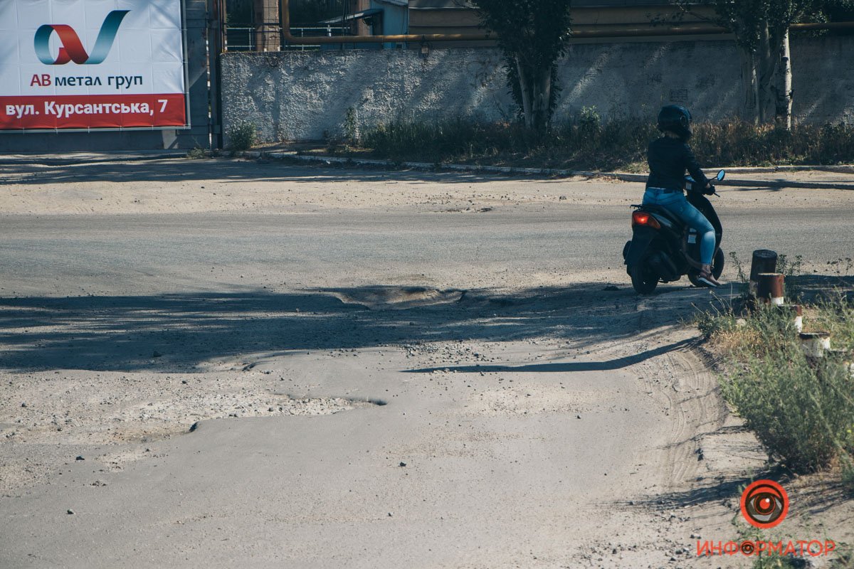 В Днепре, возле авторынка на Северном, из-за плохой дороги страдают автомобили 8