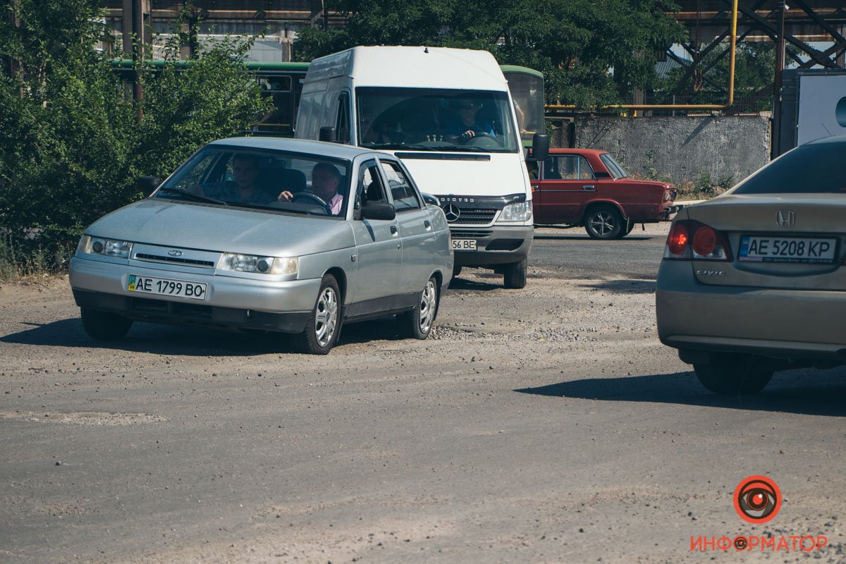 В Днепре, возле авторынка на Северном, из-за плохой дороги страдают автомобили 9