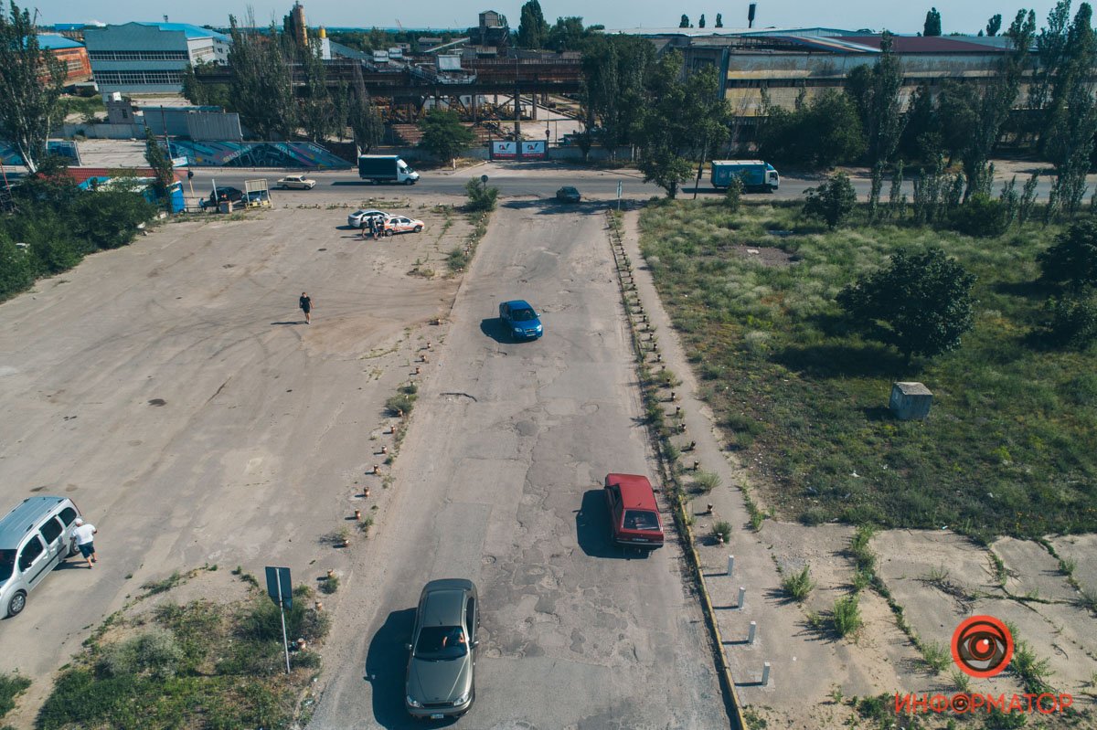 В Днепре, возле авторынка на Северном, из-за плохой дороги страдают автомобили 10