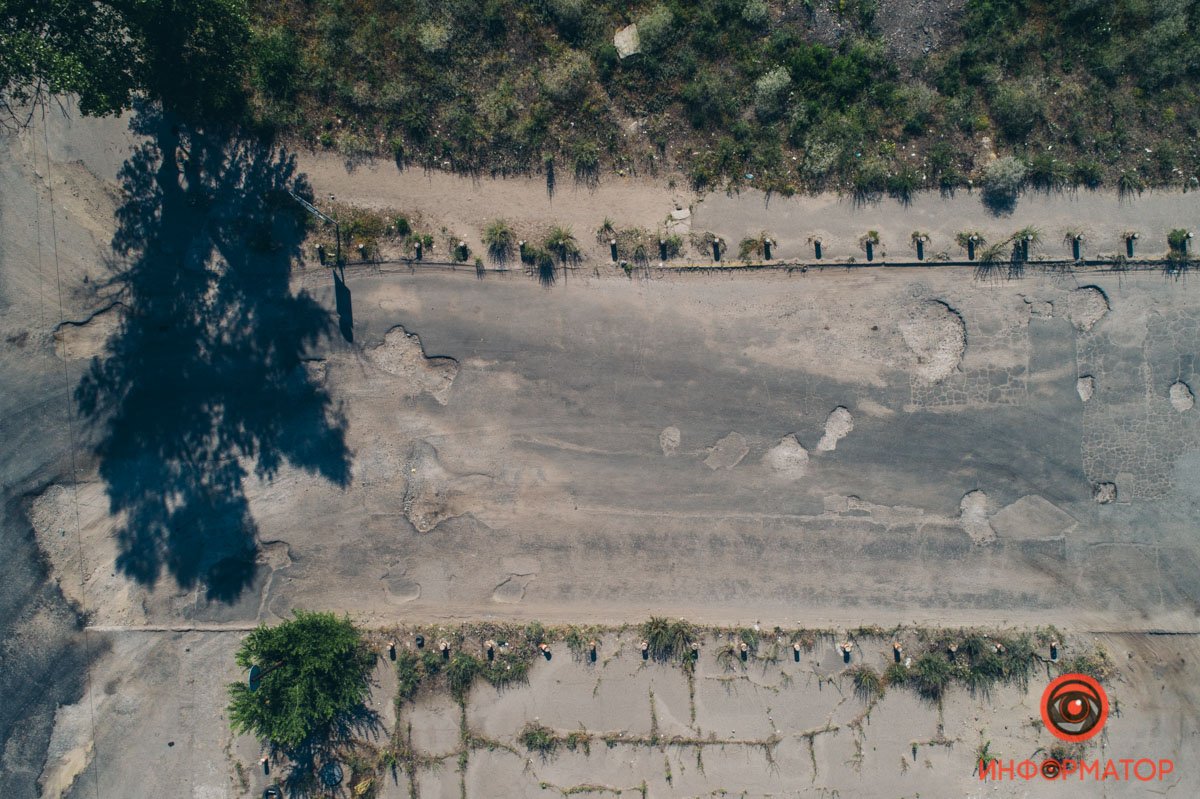 В Днепре, возле авторынка на Северном, из-за плохой дороги страдают автомобили 11