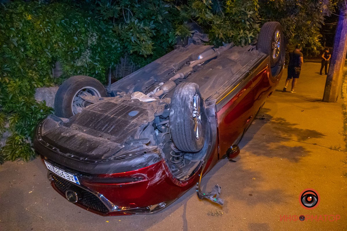 Предварительно, водитель наехал на бордюр и не справился с управлением Предварительно, водитель наехал на бордюр и не справился с управлением