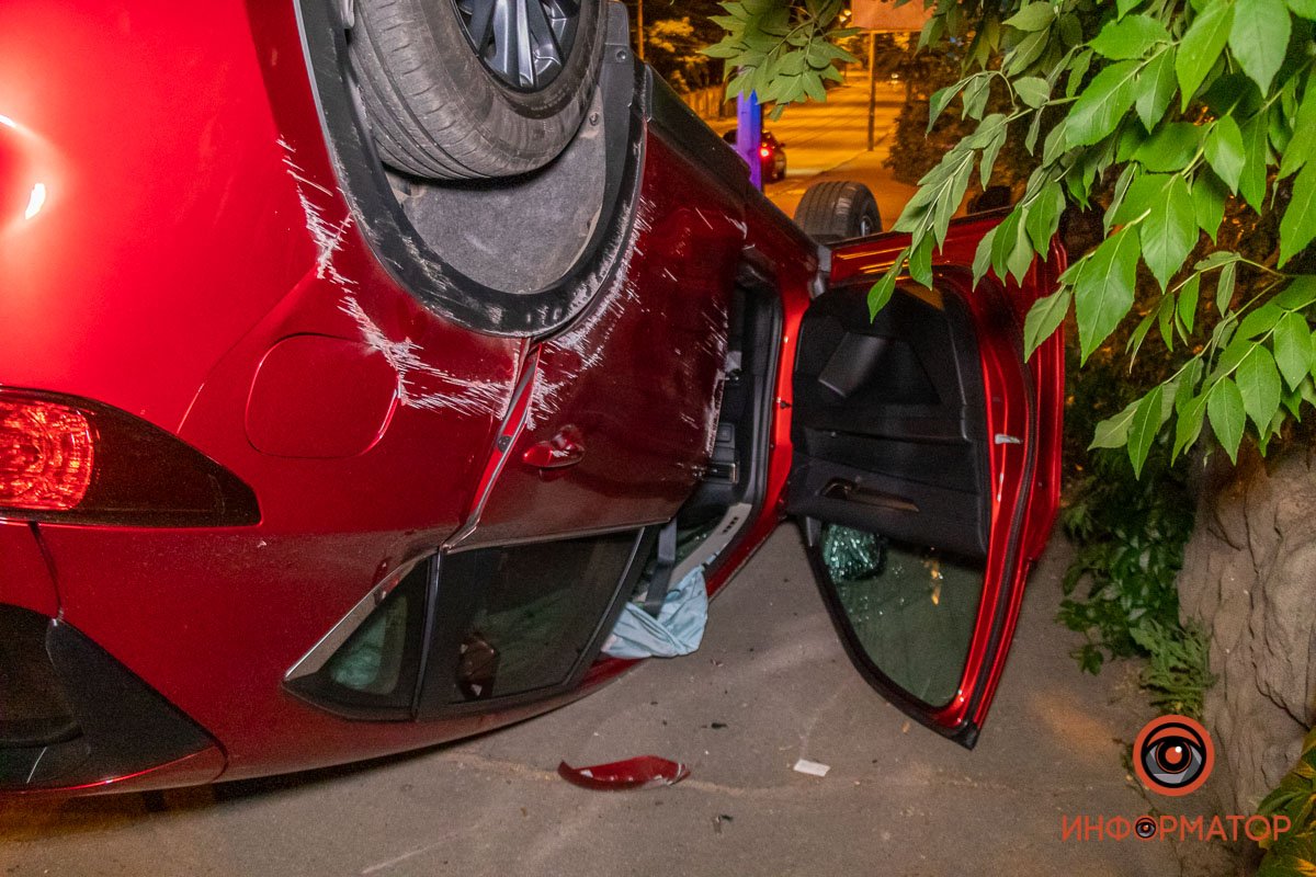 В Днепре на улице Чернышевского перевернулась Mazda 5