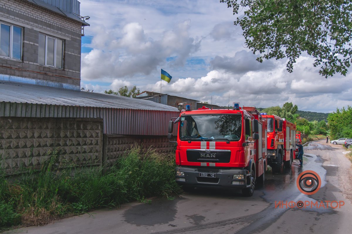 Пожар произошел на территории Днепропетровского завода строительного крепежа ООО АИФ Инагропром