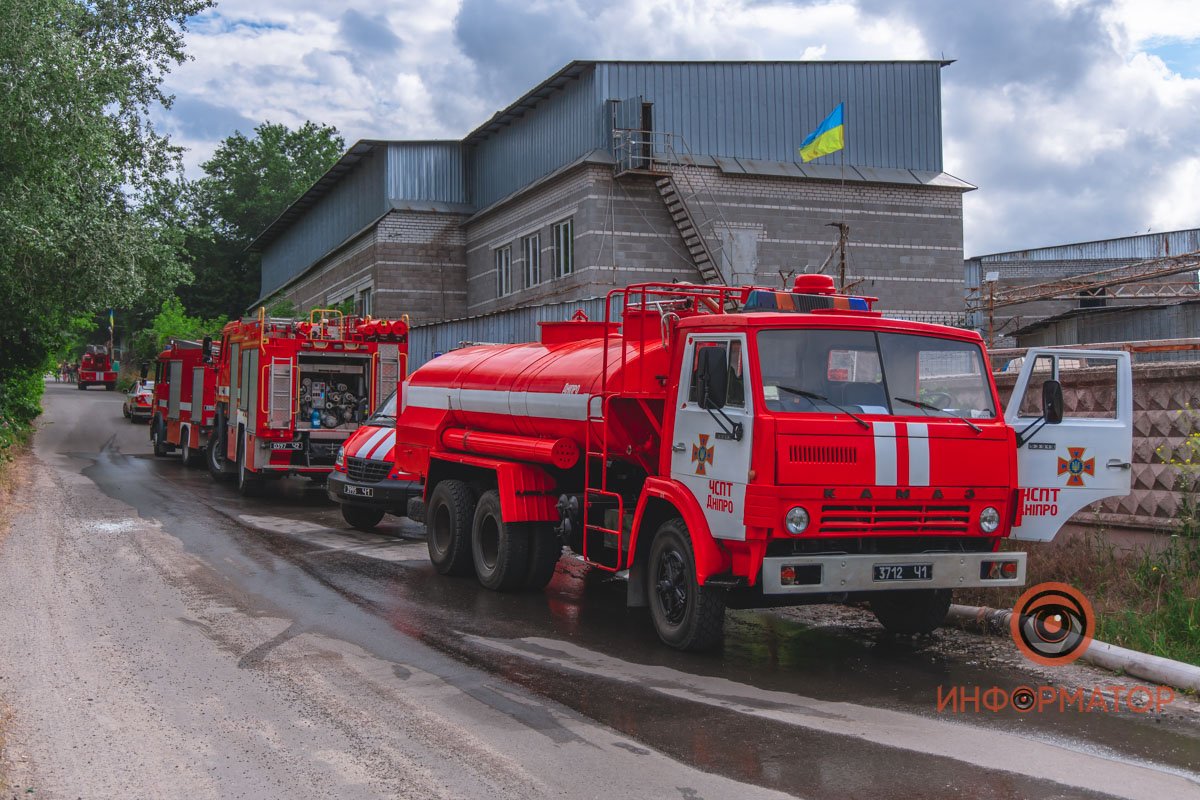 Спасатели провели разведку и выяснили, что площадь пожара в цеху составляет порядка 200 м²