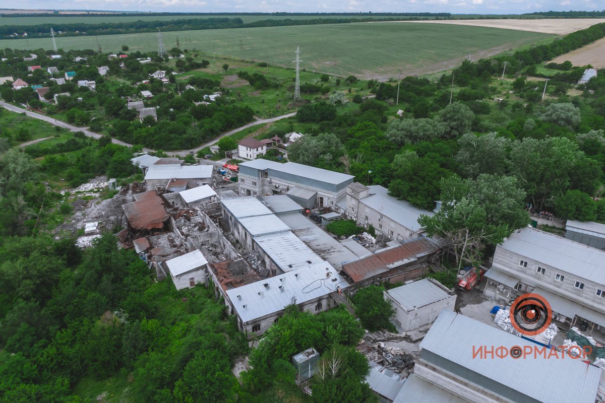 Кроме того, складское помещение заполнено промышленными материалами