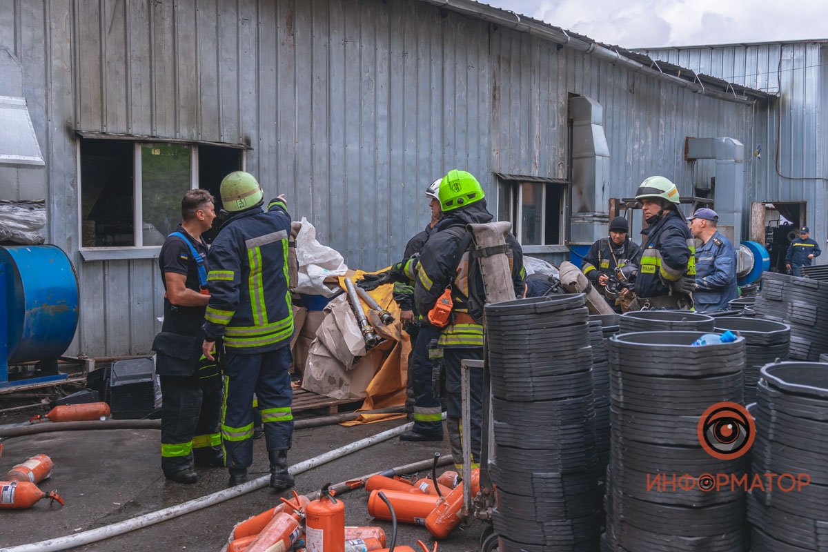 Сгорело оборудование, сырье для производства пластиковых изделий и три емкости с отрабтанным маслом