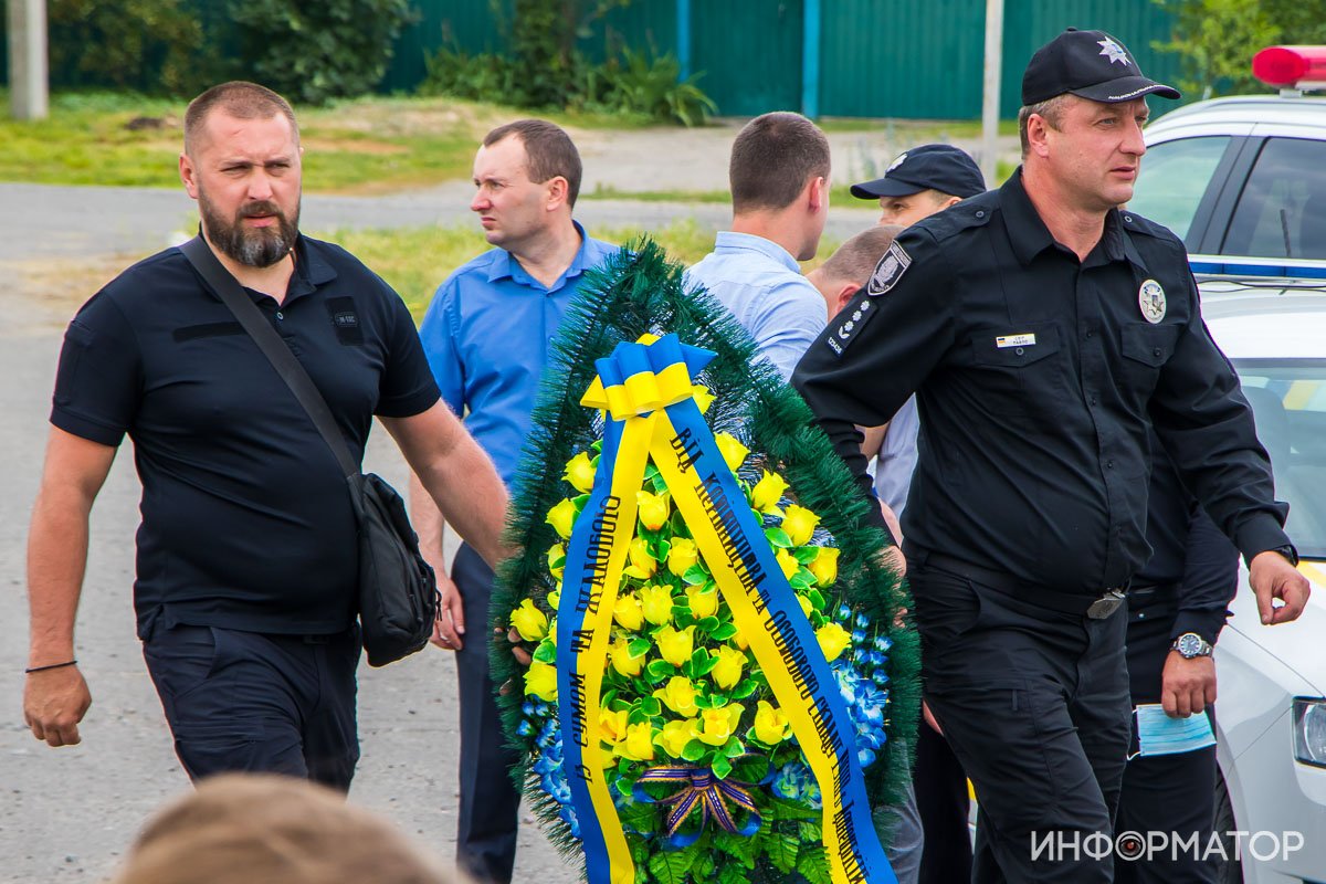 Сотни людей и автоматные очереди: под Днепром простились с погибшим на Запорожском шоссе полицейским 1