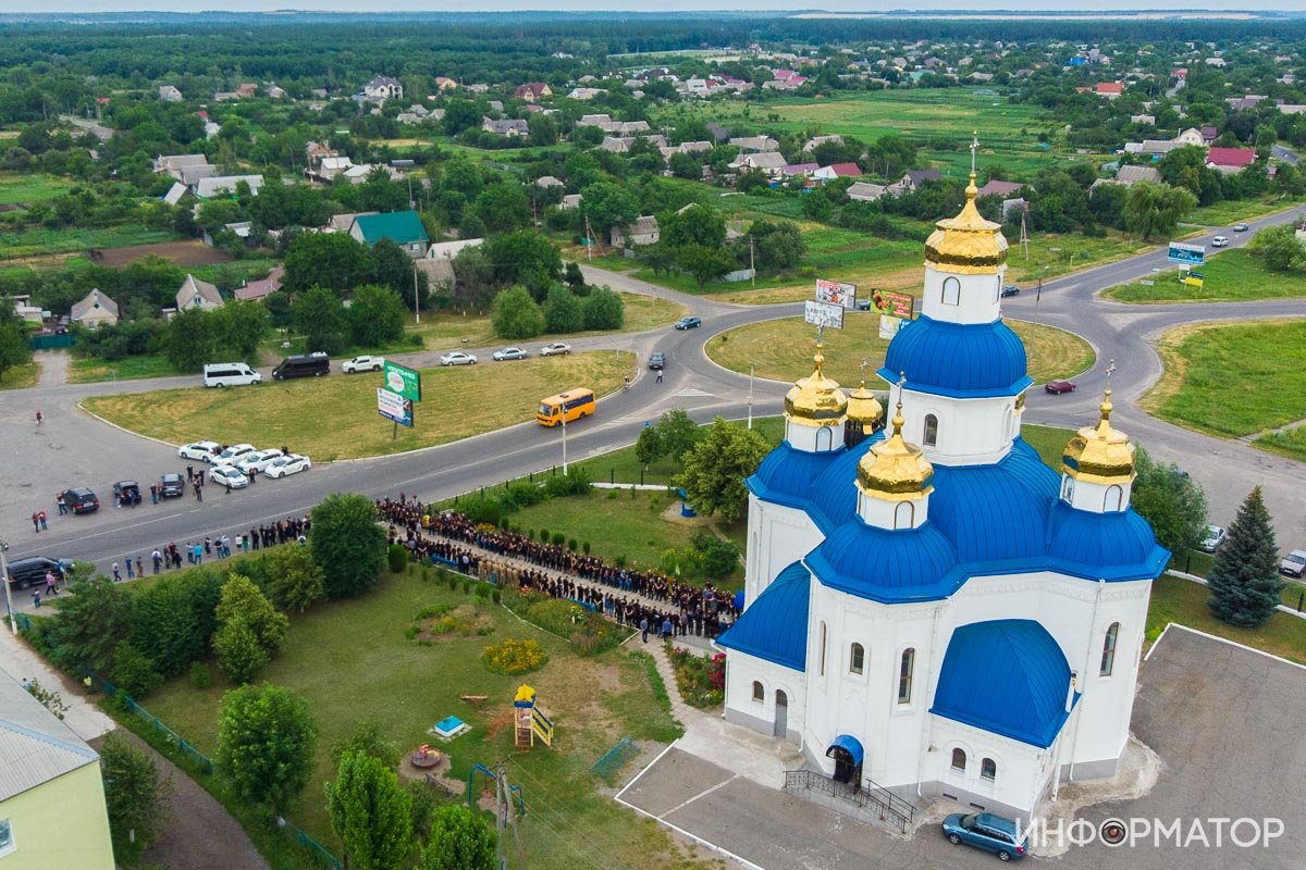 Сотни людей и автоматные очереди: под Днепром простились с погибшим на Запорожском шоссе полицейским 2