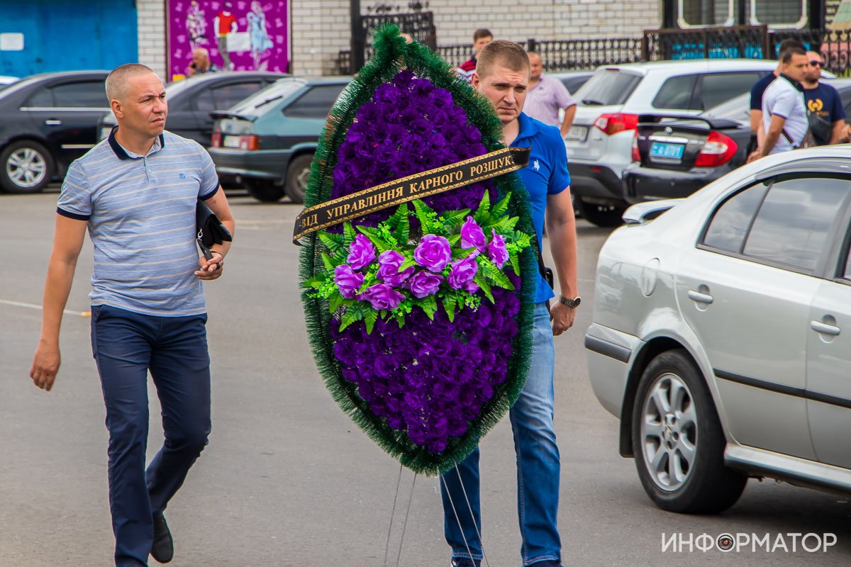 Сотни людей и автоматные очереди: под Днепром простились с погибшим на Запорожском шоссе полицейским 3