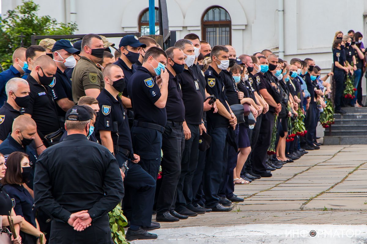 Сотни людей и автоматные очереди: под Днепром простились с погибшим на Запорожском шоссе полицейским 4