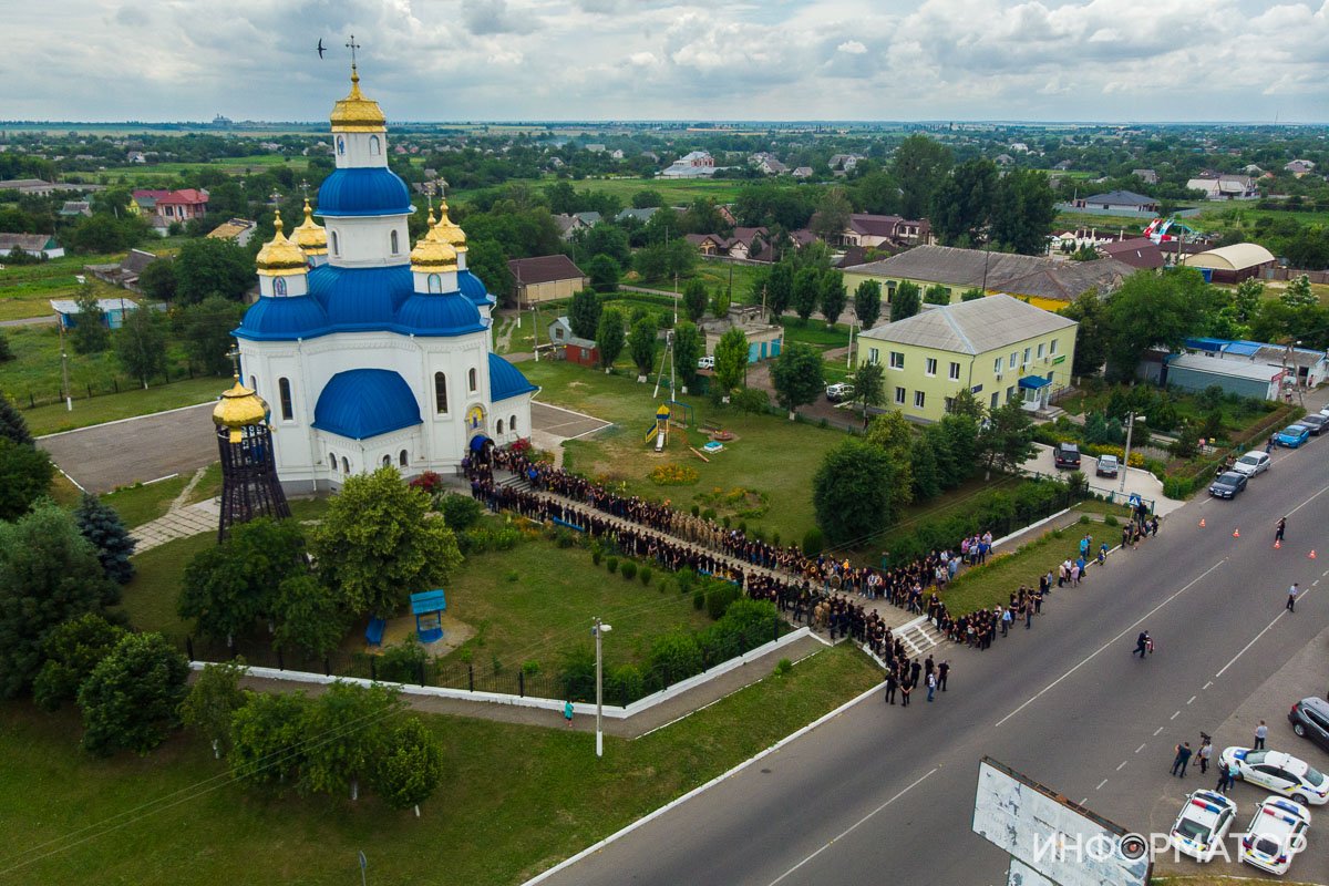 Сотни людей и автоматные очереди: под Днепром простились с погибшим на Запорожском шоссе полицейским 6