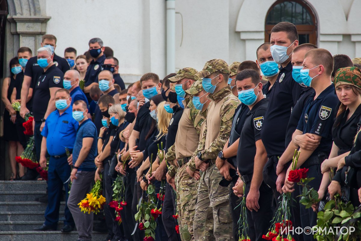 Сотни людей и автоматные очереди: под Днепром простились с погибшим на Запорожском шоссе полицейским 7
