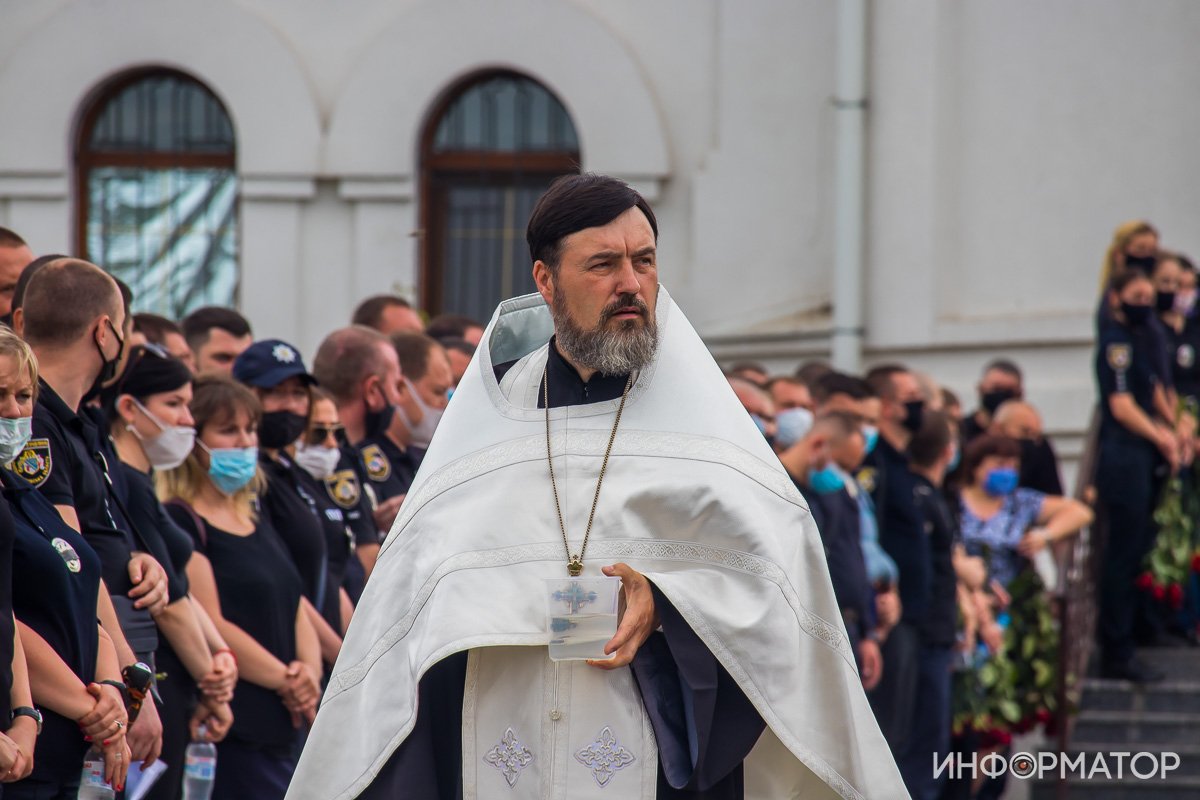 Сотни людей и автоматные очереди: под Днепром простились с погибшим на Запорожском шоссе полицейским 8