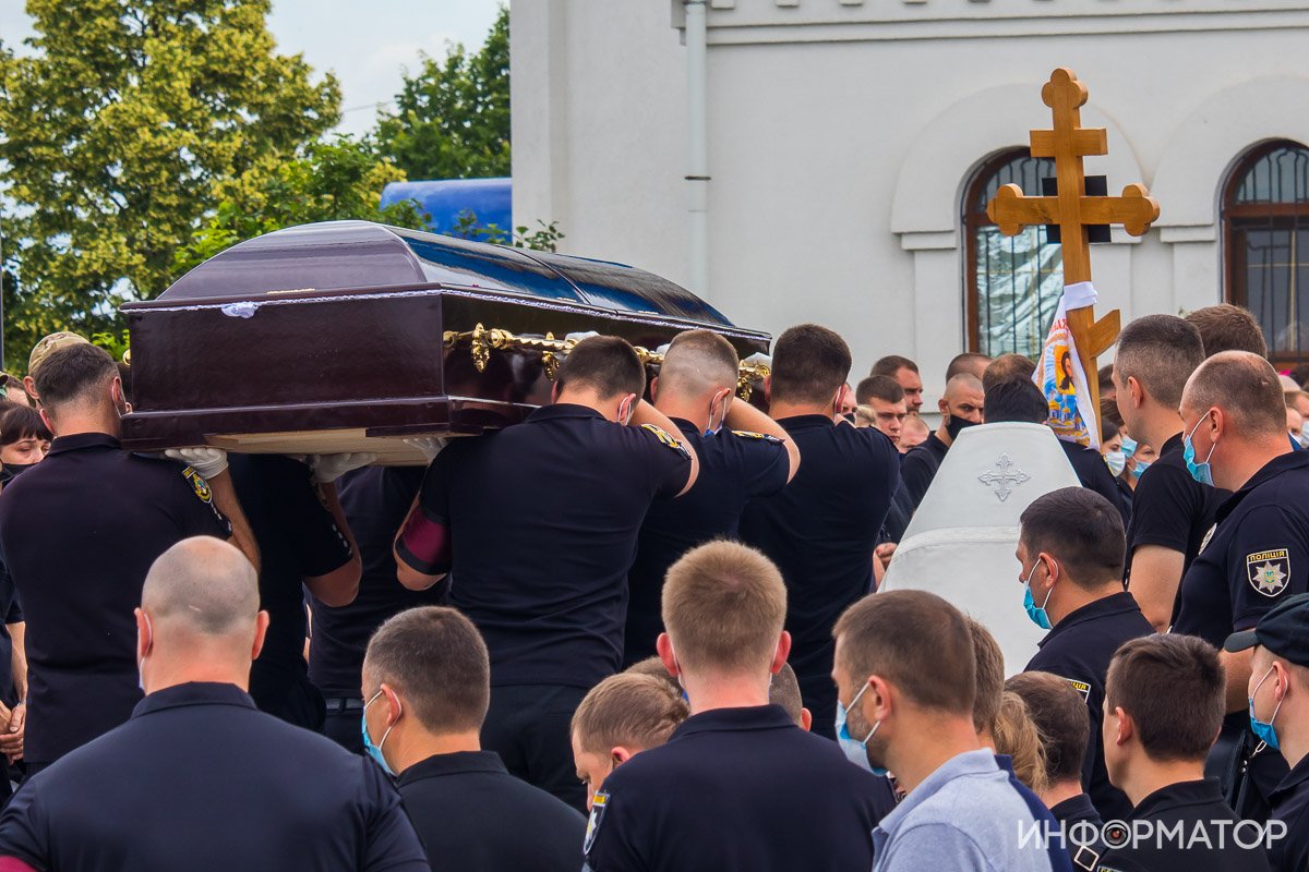Сотни людей и автоматные очереди: под Днепром простились с погибшим на Запорожском шоссе полицейским 10
