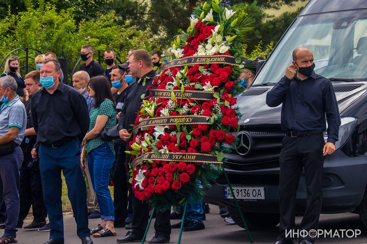 Сотни людей и автоматные очереди: под Днепром простились с погибшим на Запорожском шоссе полицейским 11