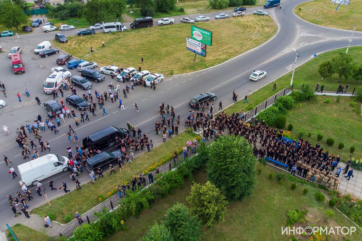 Сотни людей и автоматные очереди: под Днепром простились с погибшим на Запорожском шоссе полицейским 14