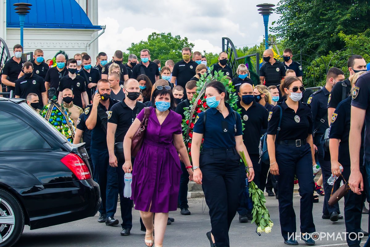 Сотни людей и автоматные очереди: под Днепром простились с погибшим на Запорожском шоссе полицейским 15