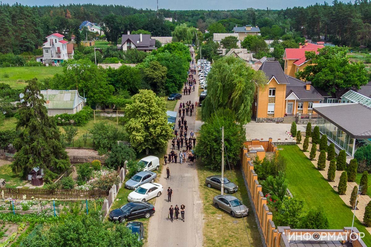 Сотни людей и автоматные очереди: под Днепром простились с погибшим на Запорожском шоссе полицейским 16