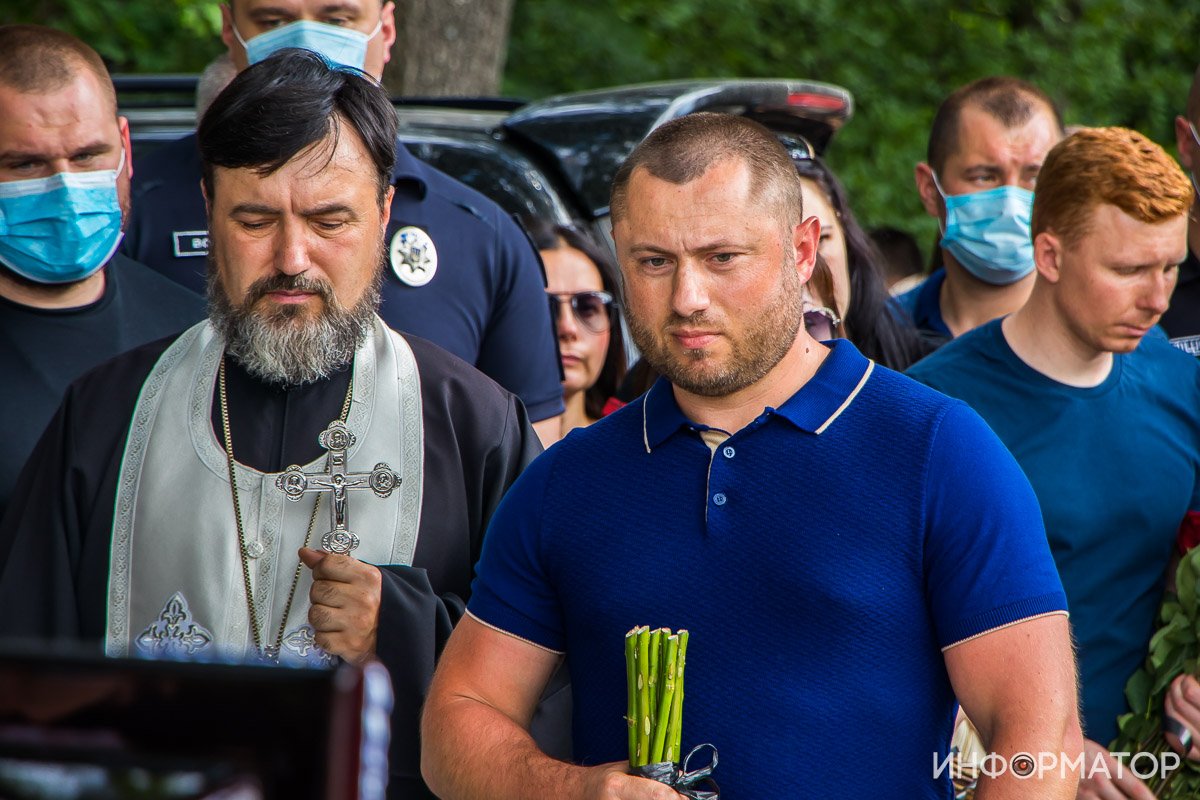 Сотни людей и автоматные очереди: под Днепром простились с погибшим на Запорожском шоссе полицейским 17