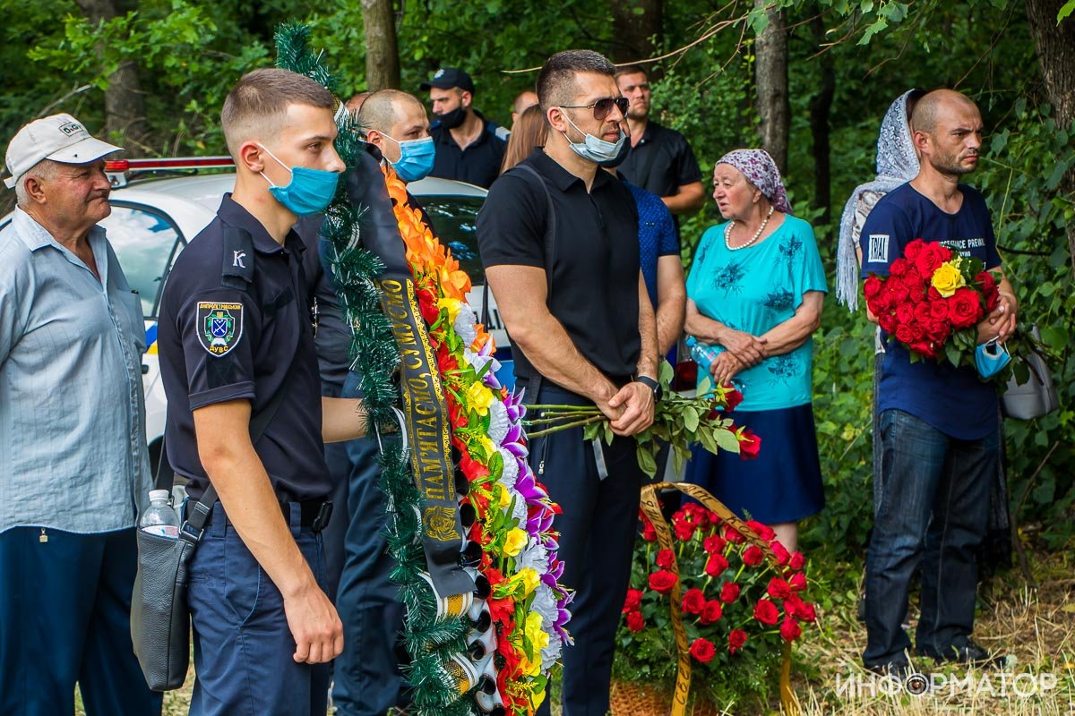Сотни людей и автоматные очереди: под Днепром простились с погибшим на Запорожском шоссе полицейским 19