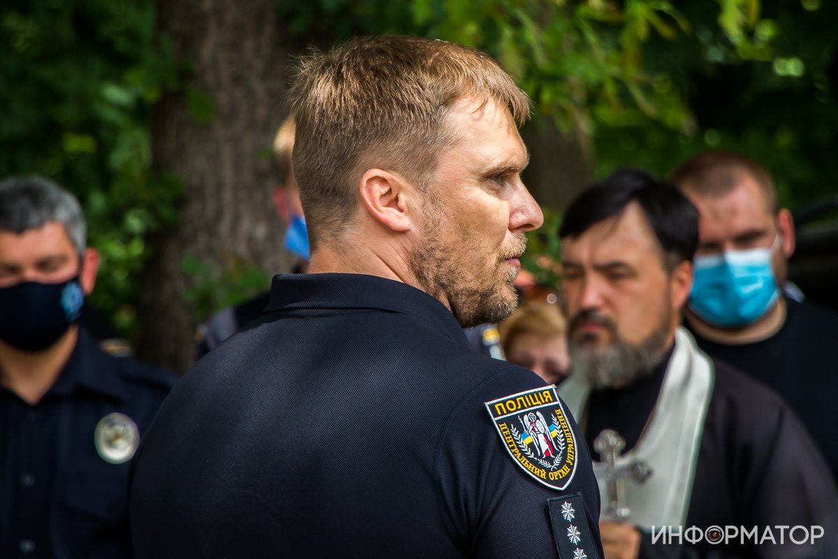 Сотни людей и автоматные очереди: под Днепром простились с погибшим на Запорожском шоссе полицейским 20