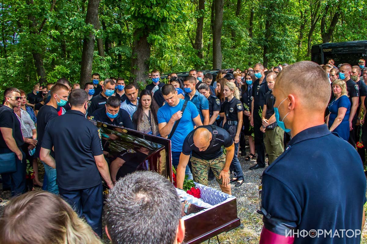 Сотни людей и автоматные очереди: под Днепром простились с погибшим на Запорожском шоссе полицейским 23