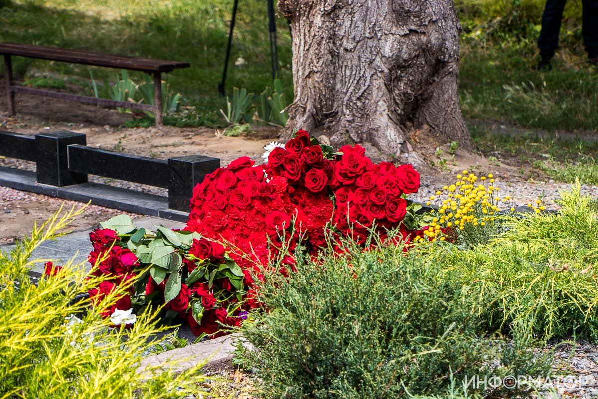 Сотни людей и автоматные очереди: под Днепром простились с погибшим на Запорожском шоссе полицейским 24