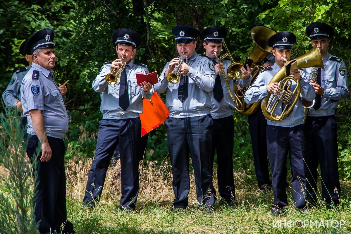 Сотни людей и автоматные очереди: под Днепром простились с погибшим на Запорожском шоссе полицейским 25