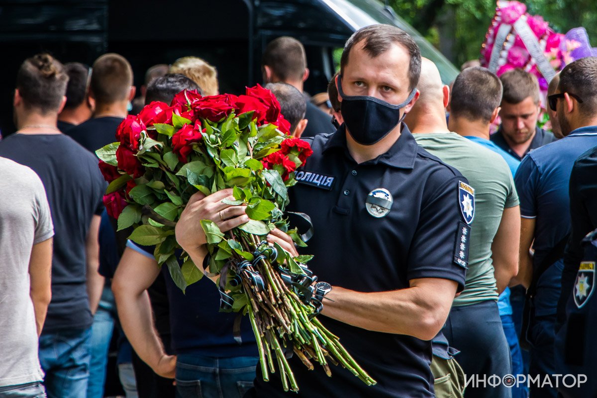Сотни людей и автоматные очереди: под Днепром простились с погибшим на Запорожском шоссе полицейским 26