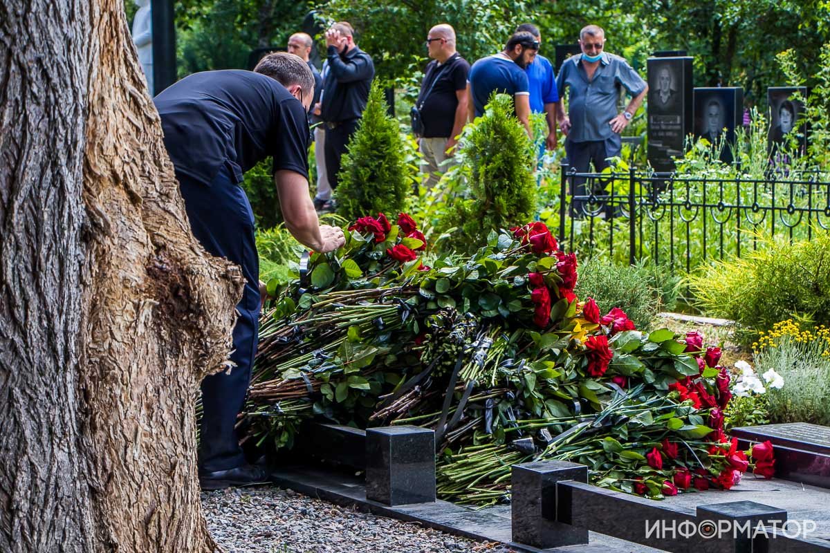 Сотни людей и автоматные очереди: под Днепром простились с погибшим на Запорожском шоссе полицейским 27