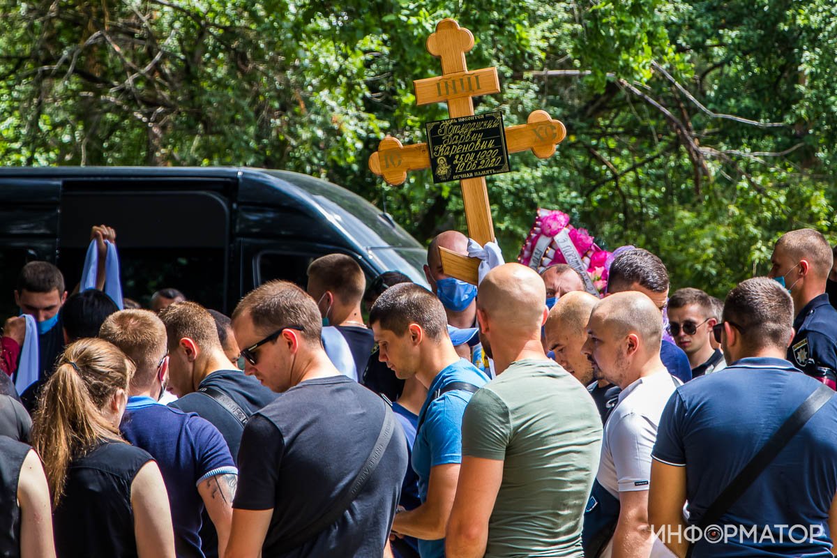 Сотни людей и автоматные очереди: под Днепром простились с погибшим на Запорожском шоссе полицейским 28