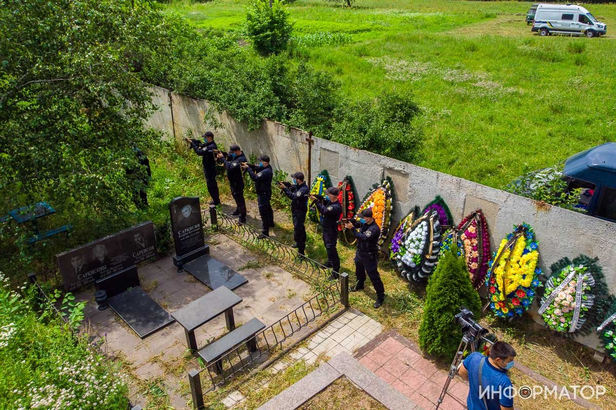 Сотни людей и автоматные очереди: под Днепром простились с погибшим на Запорожском шоссе полицейским 29