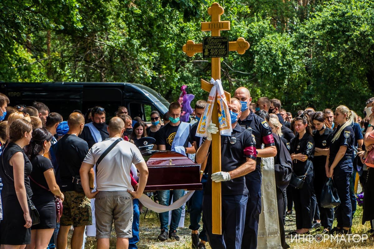 Сотни людей и автоматные очереди: под Днепром простились с погибшим на Запорожском шоссе полицейским 30