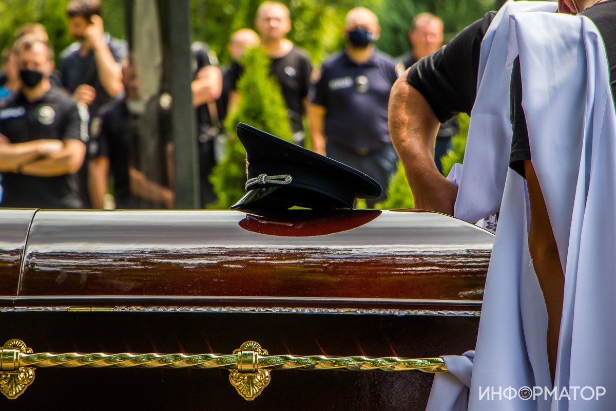 Сотни людей и автоматные очереди: под Днепром простились с погибшим на Запорожском шоссе полицейским 31