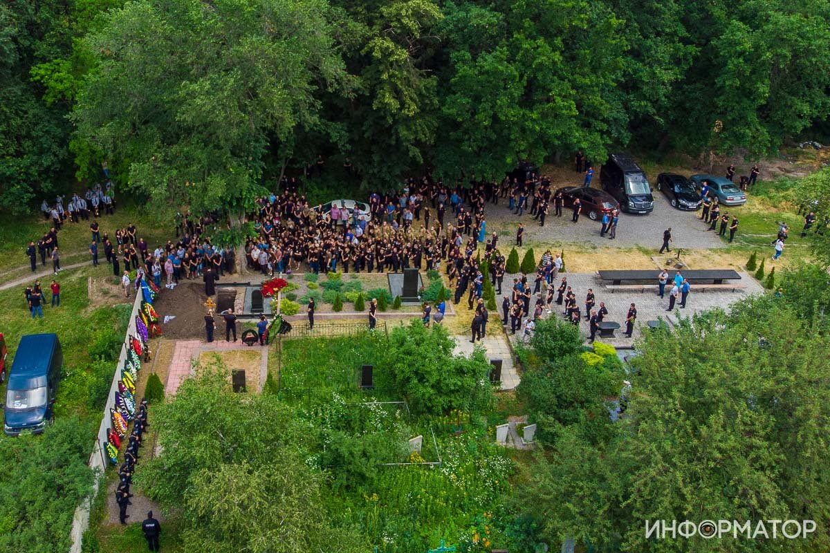 Сотни людей и автоматные очереди: под Днепром простились с погибшим на Запорожском шоссе полицейским 32