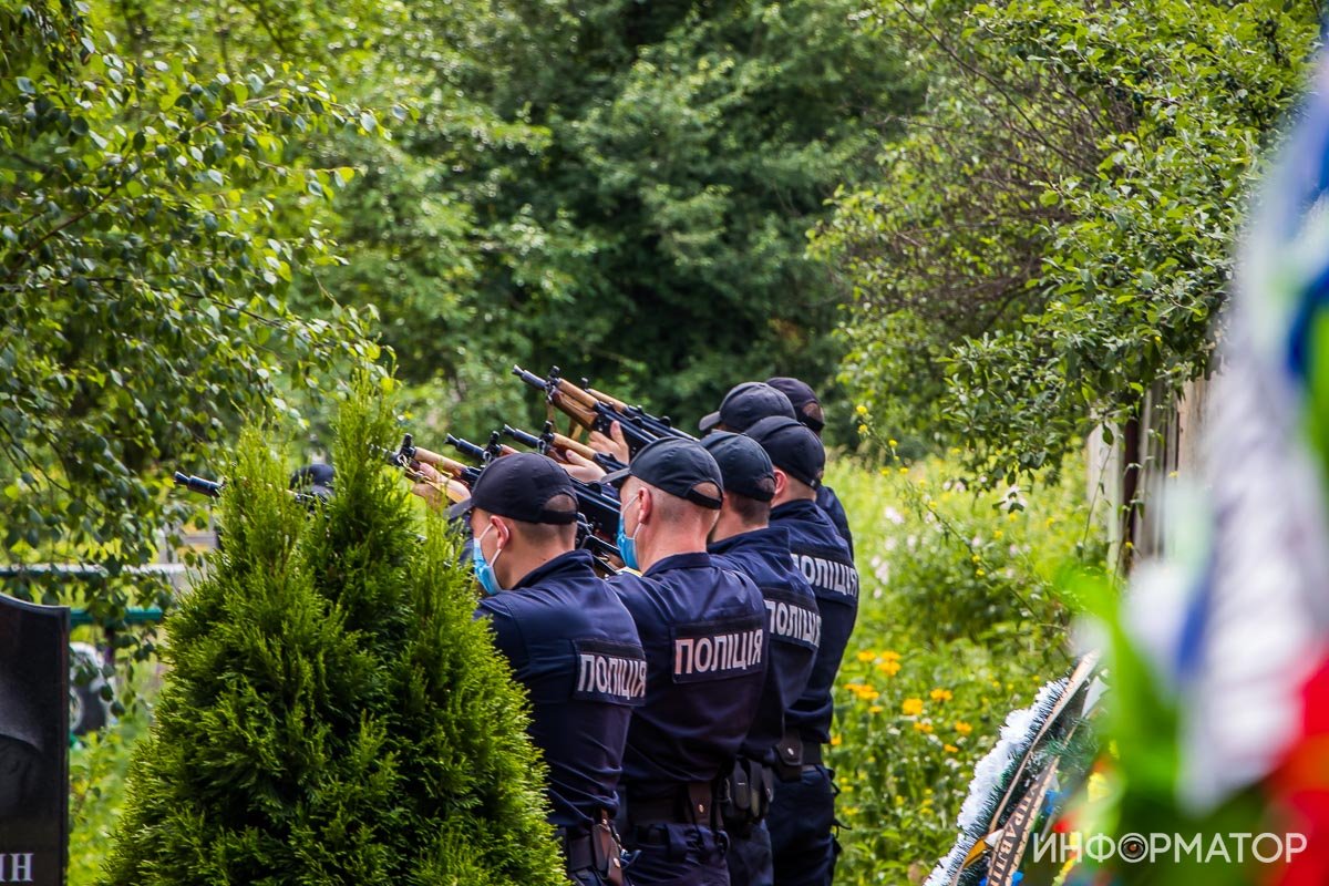 Сотни людей и автоматные очереди: под Днепром простились с погибшим на Запорожском шоссе полицейским 33