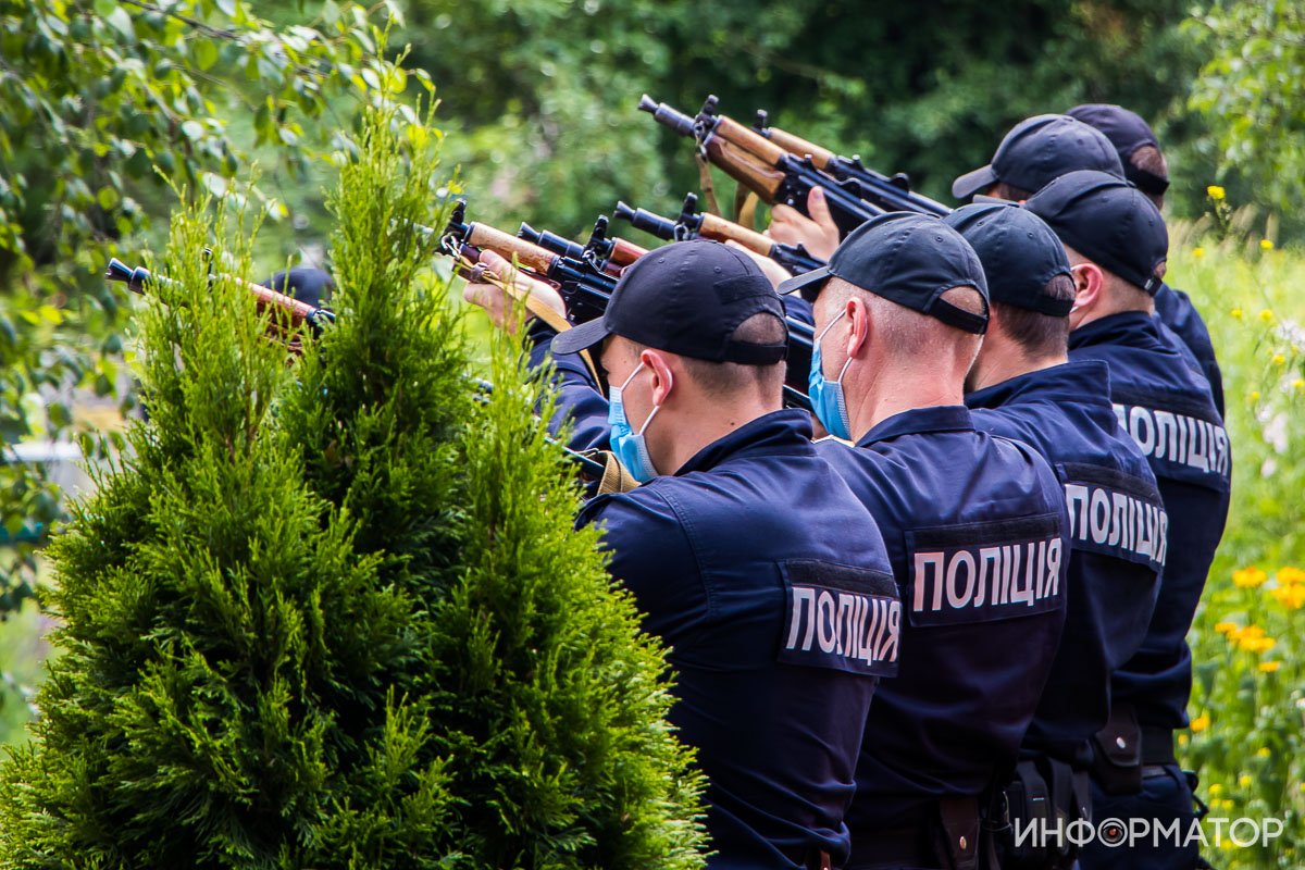 Сотни людей и автоматные очереди: под Днепром простились с погибшим на Запорожском шоссе полицейским 34