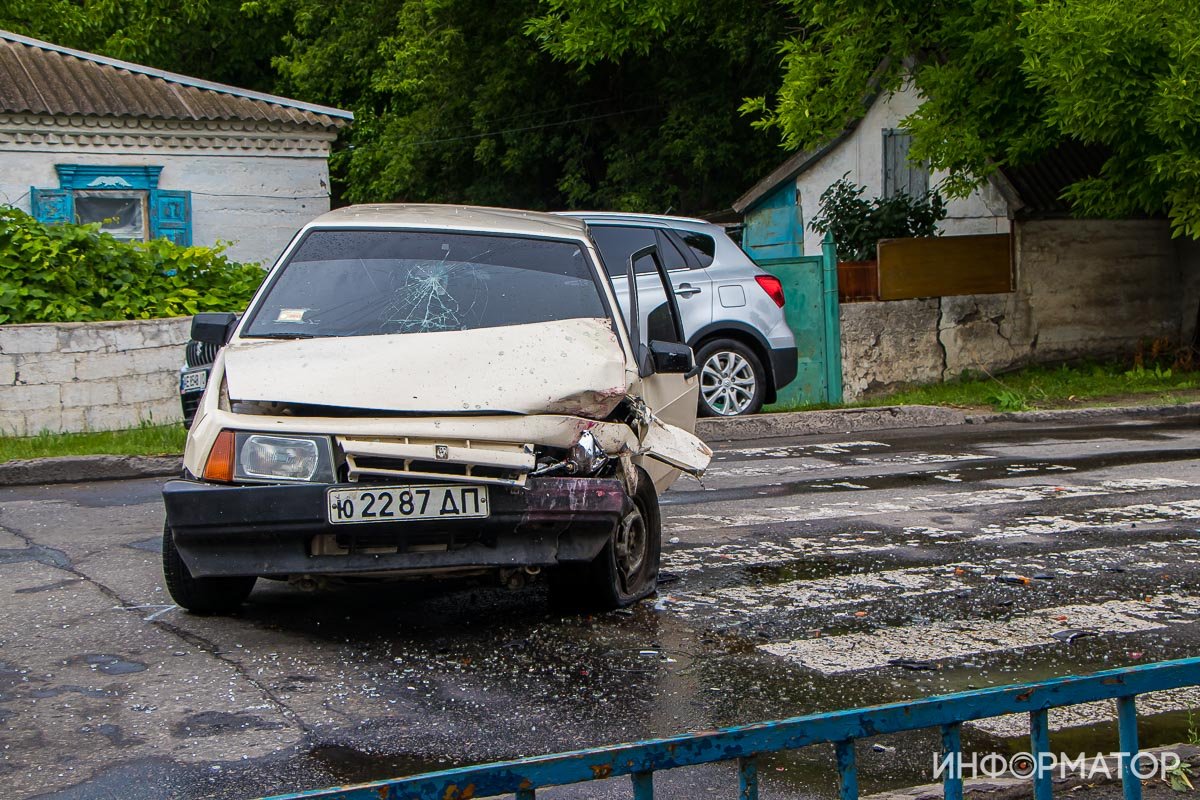 ВАЗ-2109 стал поперек дороги ВАЗ-2109 стал поперек дороги