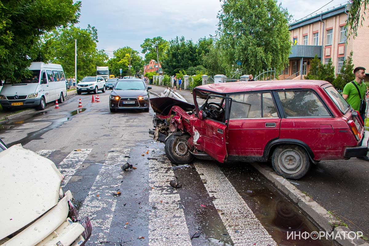 Столкнулись ВАЗ-2109 и ВАЗ-2104 Столкнулись ВАЗ-2109 и ВАЗ-2104