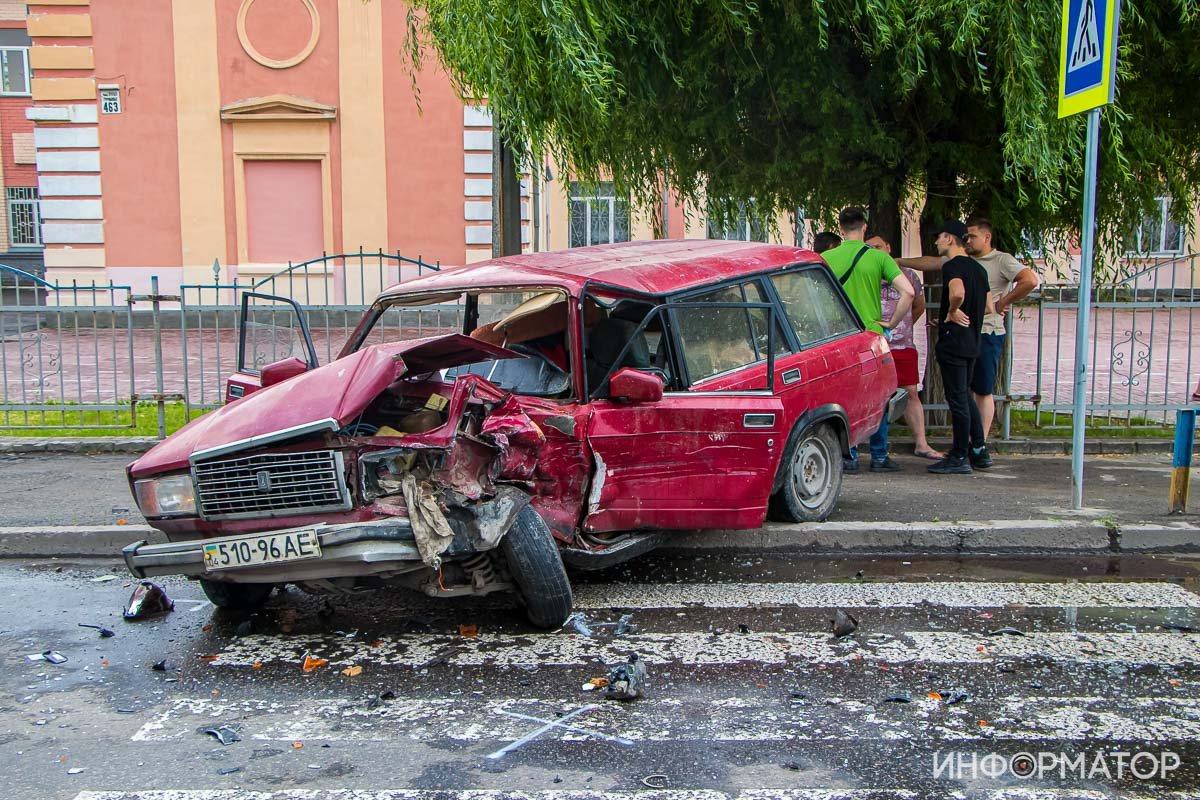 ВАЗ-2104 вылетел на тротуар ВАЗ-2104 вылетел на тротуар
