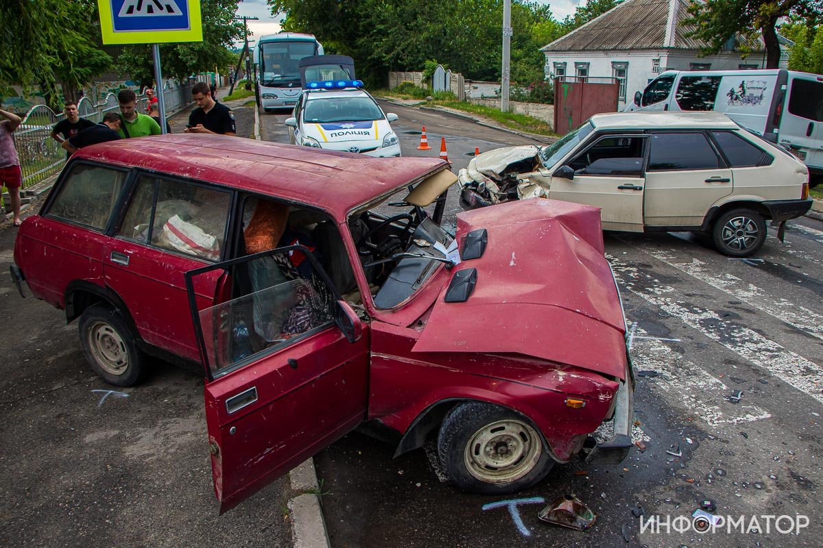 Водителя "четверки" забрала скорая Водителя "четверки" забрала скорая