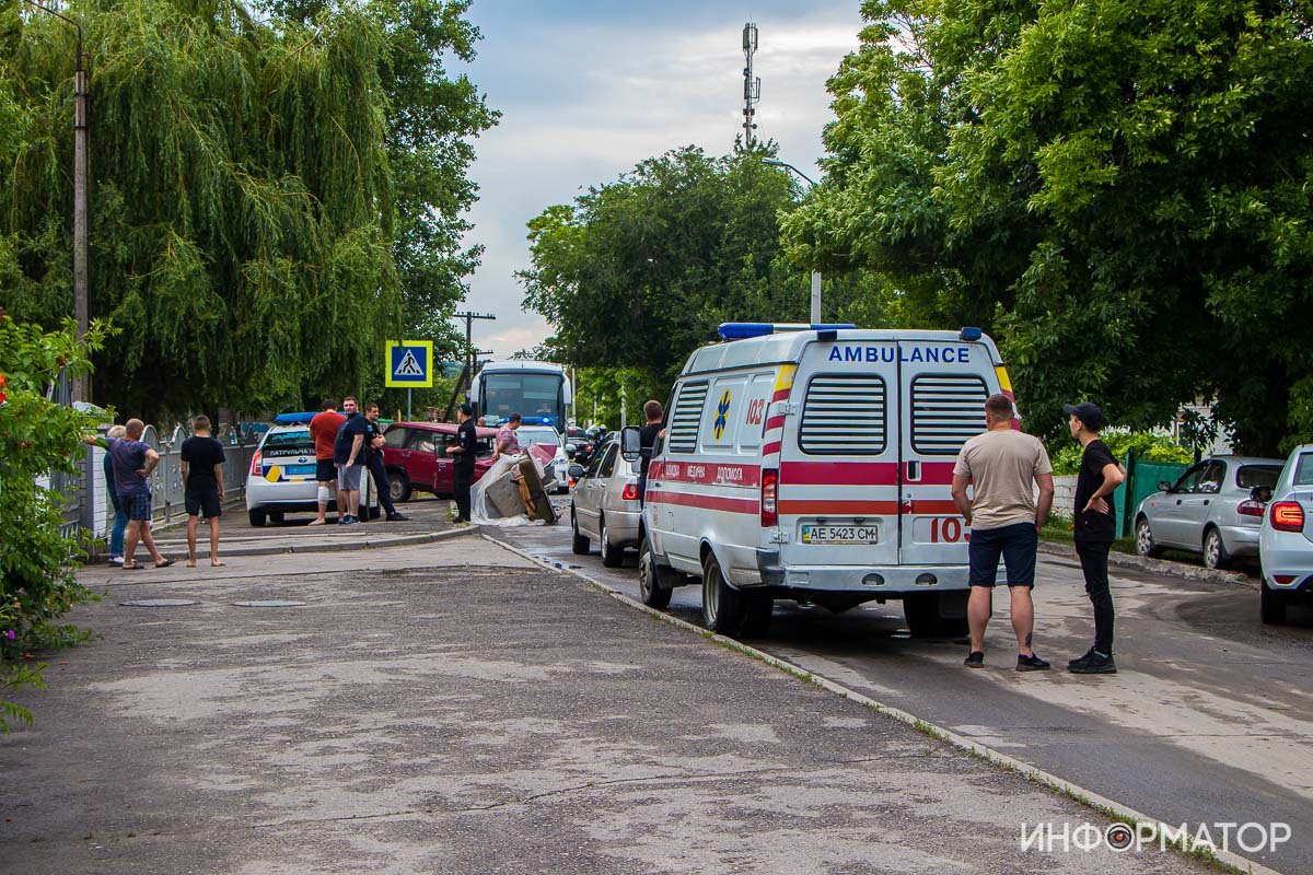 ВАЗ-2109 ехал по Большой Диевской со стороны улицы Метростроевской ВАЗ-2109 ехал по Большой Диевской со стороны улицы Метростроевской