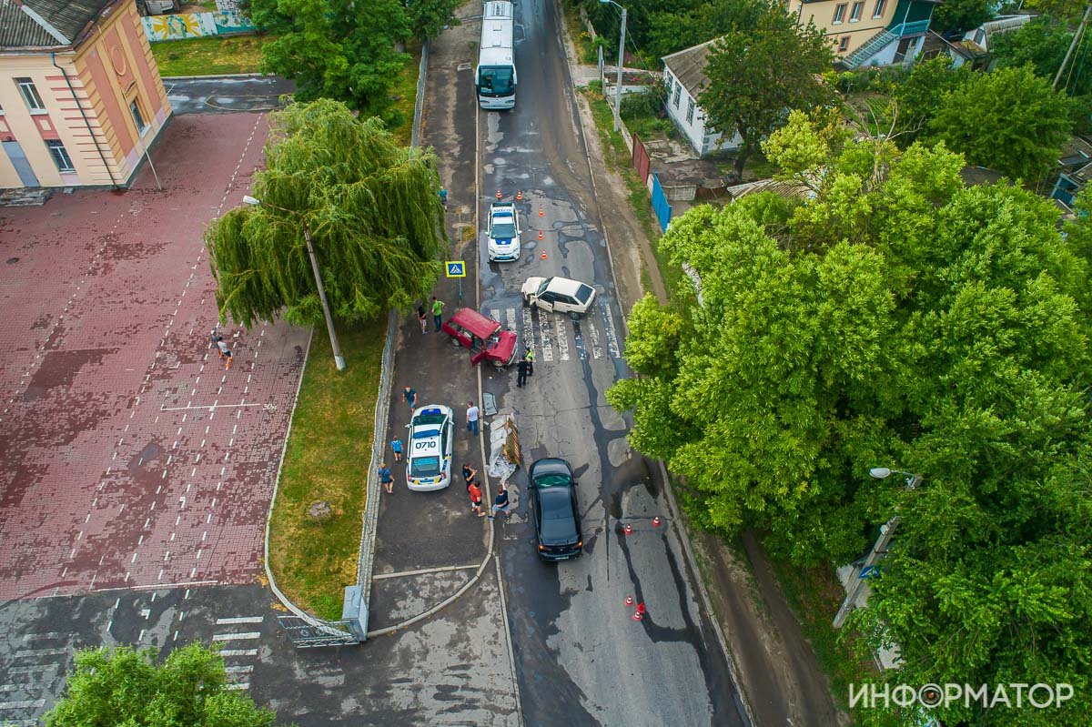 Автомобили стоят посреди проезжей части Автомобили стоят посреди проезжей части