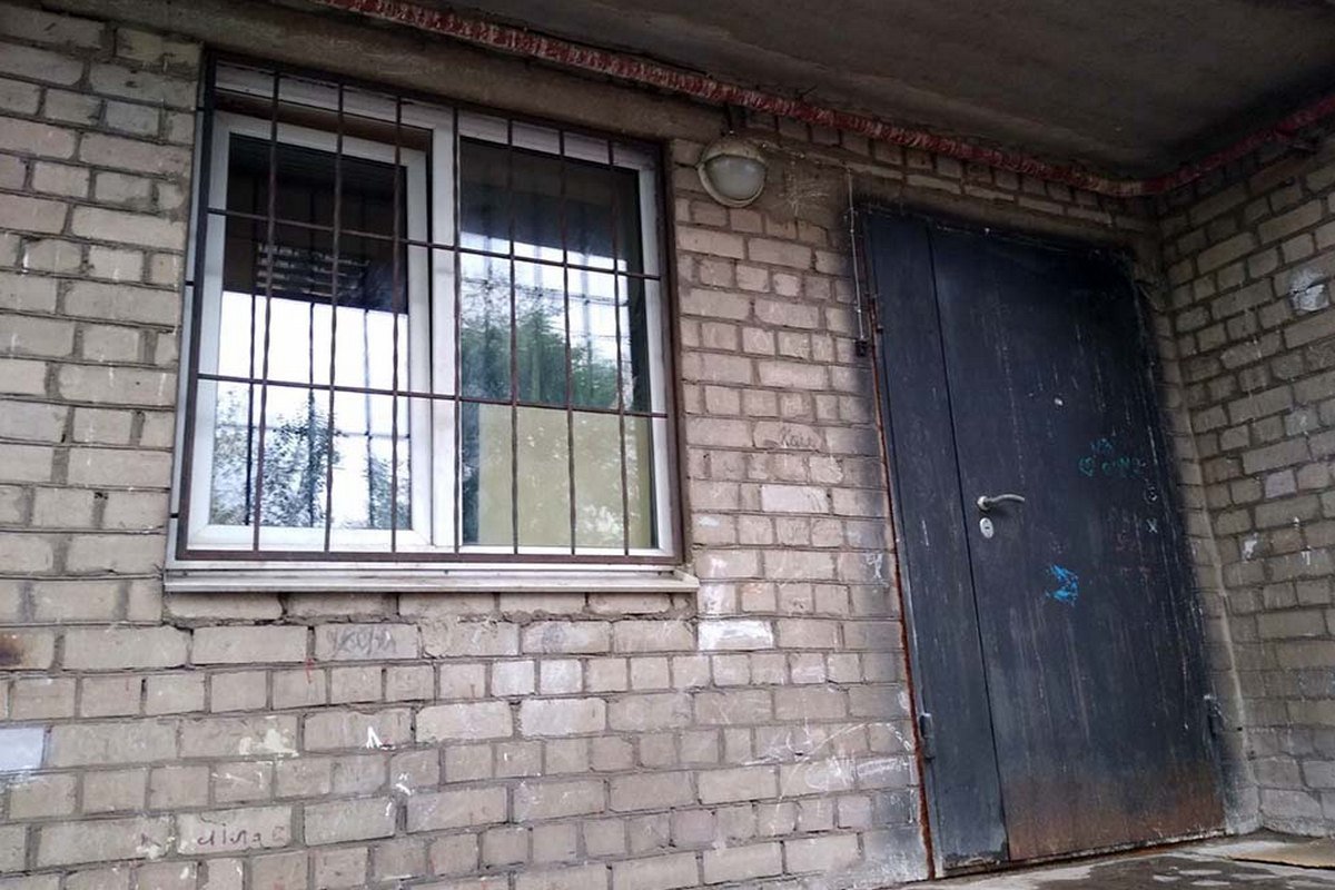 Котик застрял в оконной решетке на первом этаже