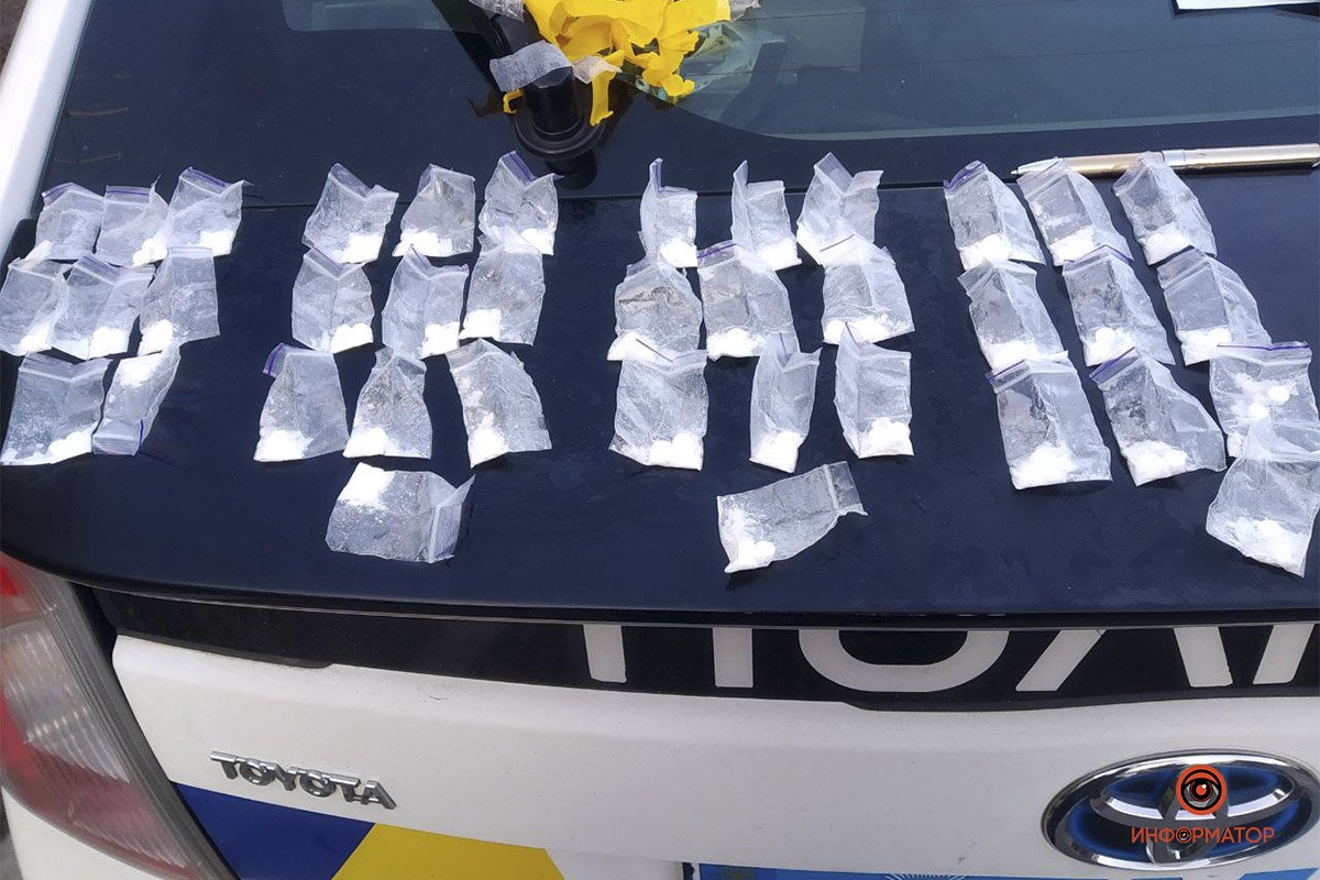 В каждом пакетике - две таблетки и белое кристаллическое вещество